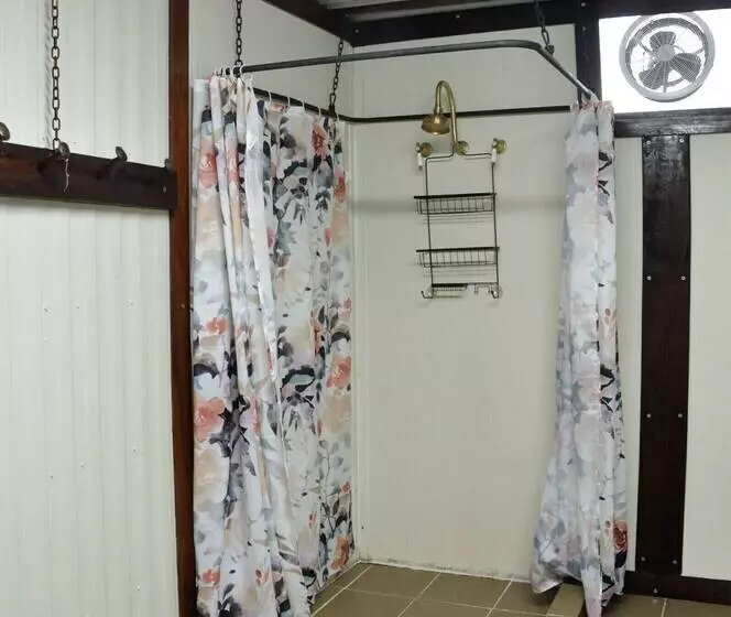 Wilga Farm Stay   Shearer S Shacks   Single