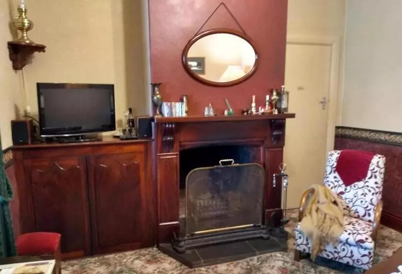 Aamiaismajoitus (B&B) Walnut Cottage