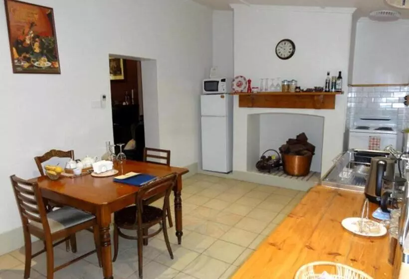 Aamiaismajoitus (B&B) Walnut Cottage