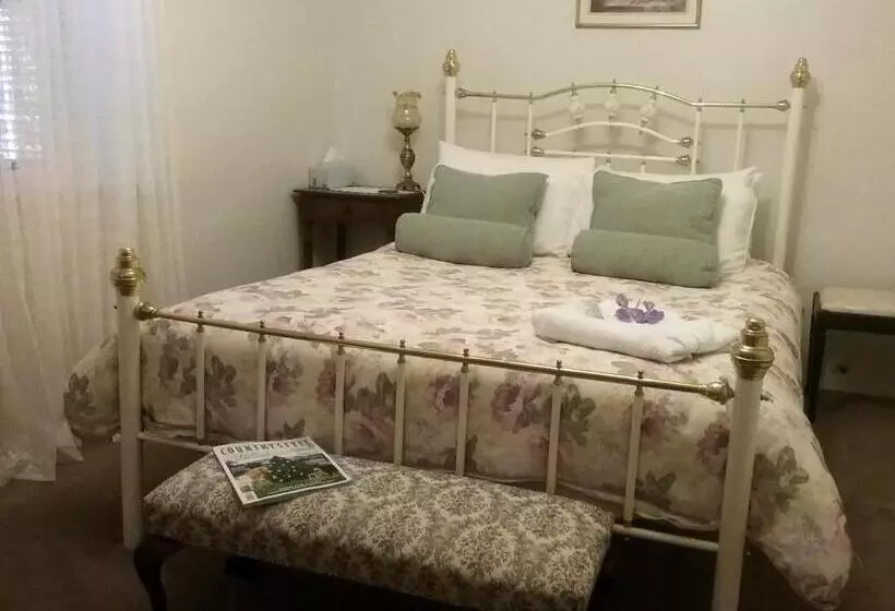 Aamiaismajoitus (B&B) Walnut Cottage