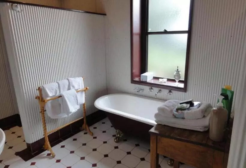Aamiaismajoitus (B&B) Walnut Cottage