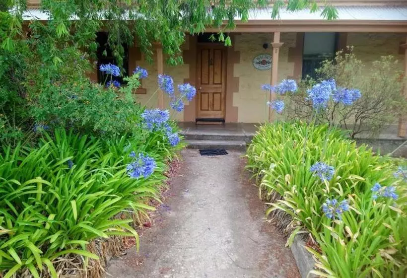 Aamiaismajoitus (B&B) Walnut Cottage