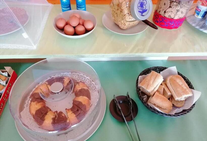 Perla Del Levante Hostel