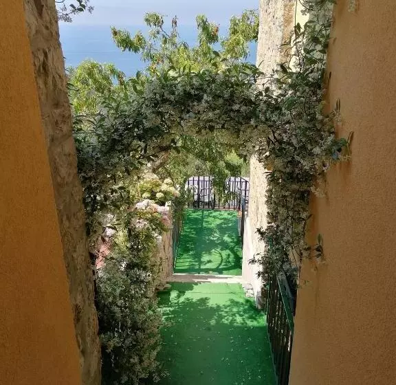 Perla Del Levante Hostel