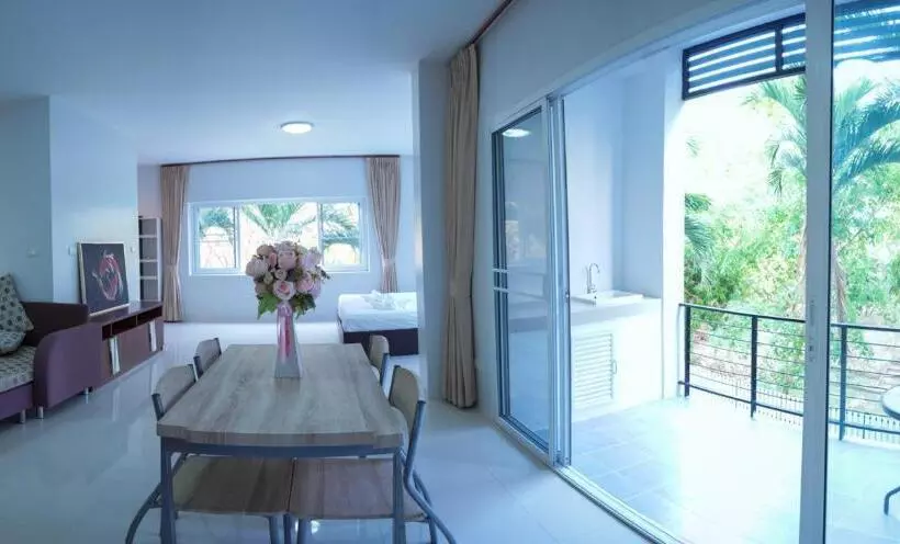 Hotelli โรงแรม ปารวี บูทีค เชียงราย