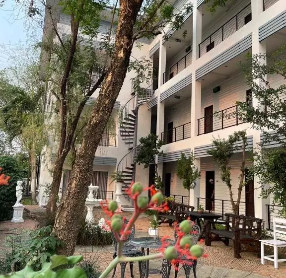 Hotelli โรงแรม ปารวี บูทีค เชียงราย