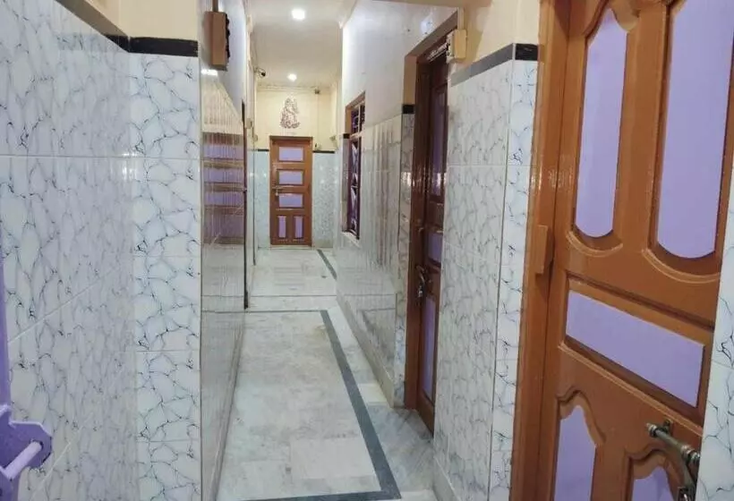 پانسیون Anirudha Guest House