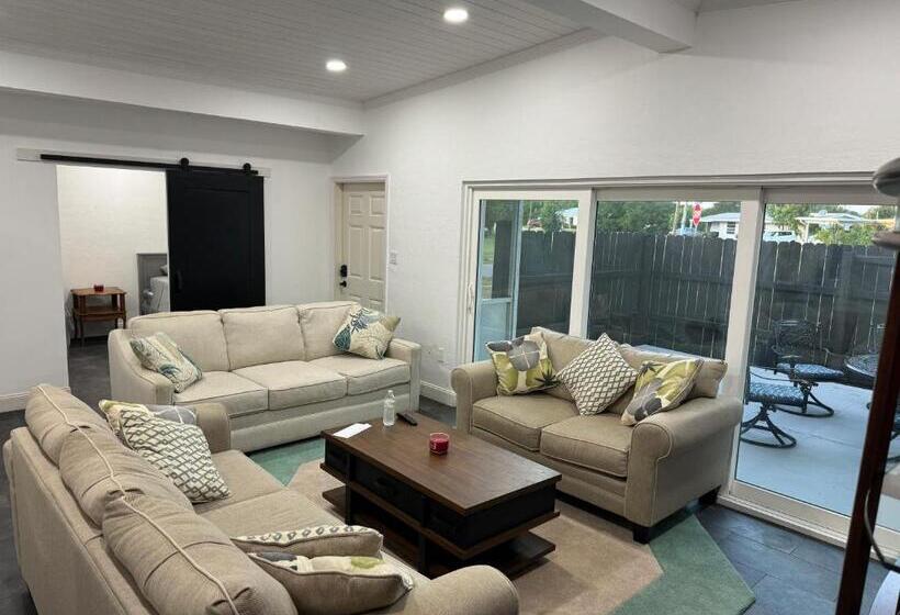 Panzió Beautiful Pool House Port Charlotte