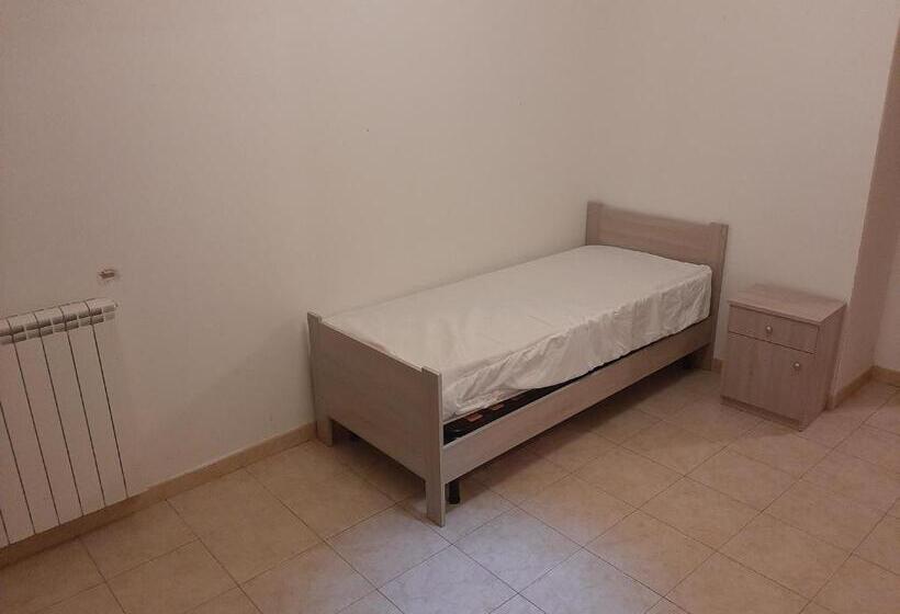 פנסיון Cat Shouse