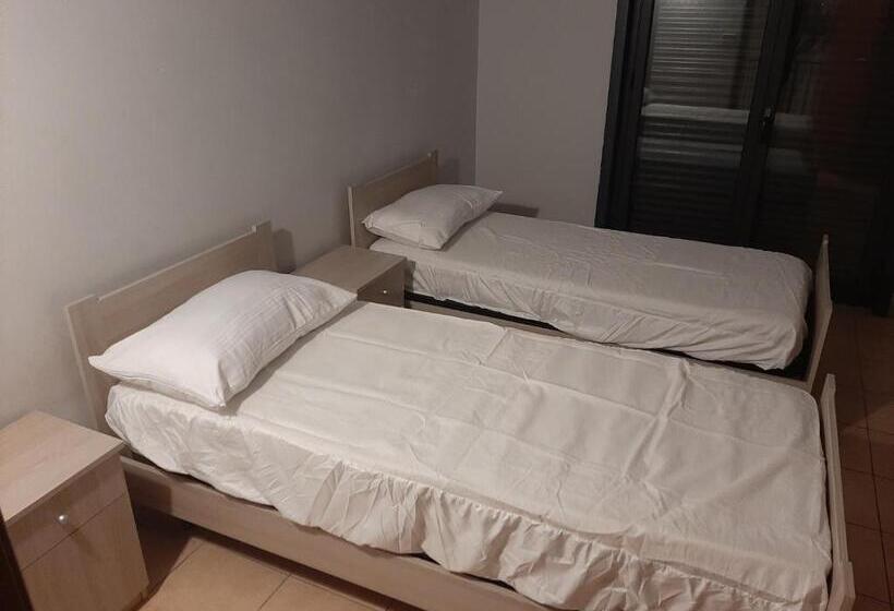 פנסיון Cat Shouse