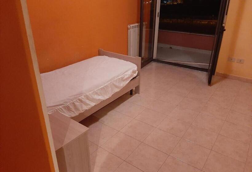 פנסיון Cat Shouse