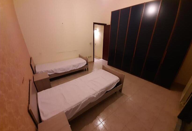 פנסיון Cat Shouse