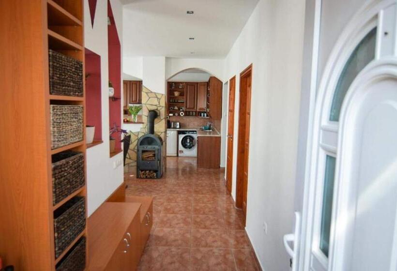 펜션 Marco Art Vendégház For 1  8 Persons