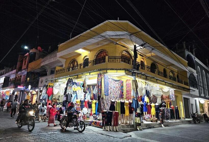 پانسیون Hostal Flor Del Lago