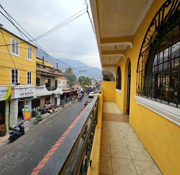 پانسیون Hostal Flor Del Lago