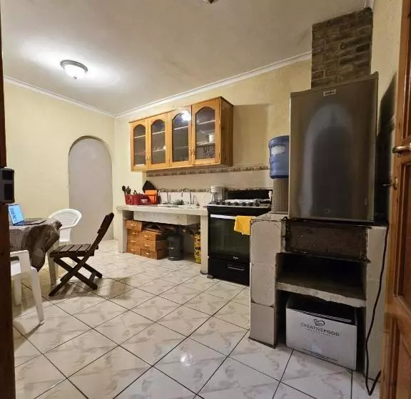 پانسیون Hostal Flor Del Lago