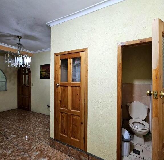 پانسیون Hostal Flor Del Lago