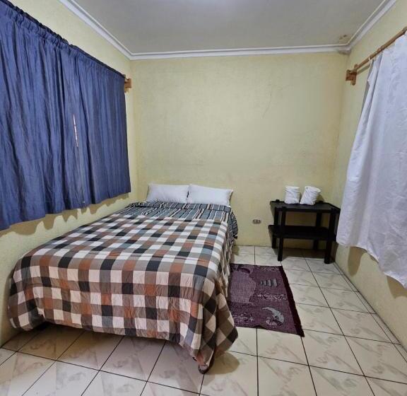 پانسیون Hostal Flor Del Lago