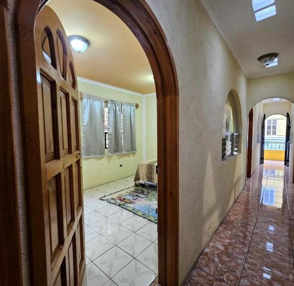 پانسیون Hostal Flor Del Lago