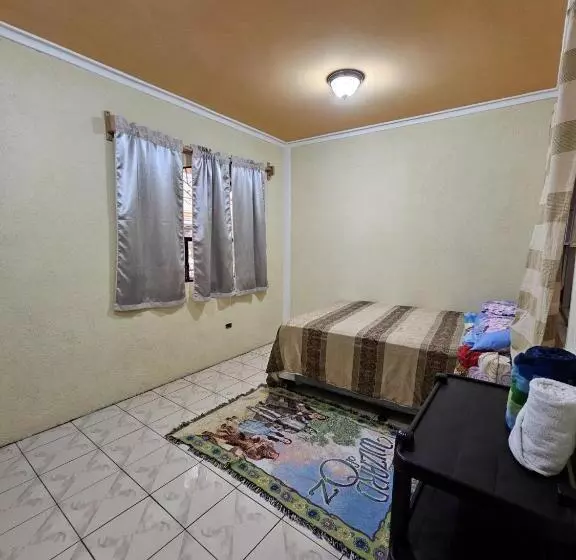پانسیون Hostal Flor Del Lago