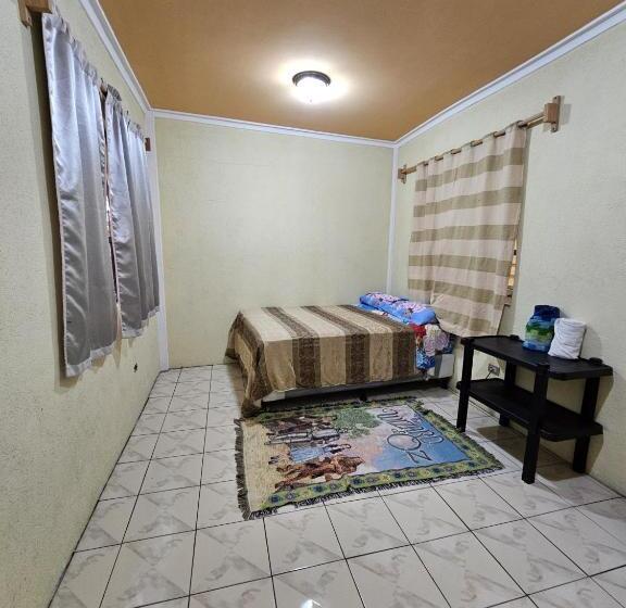 پانسیون Hostal Flor Del Lago