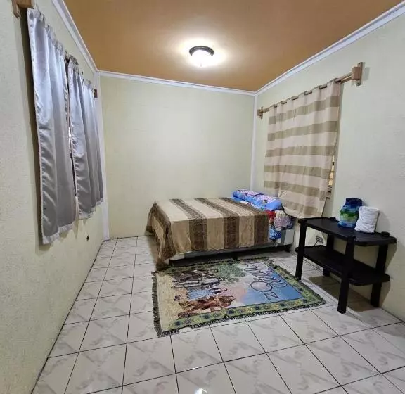 پانسیون Hostal Flor Del Lago