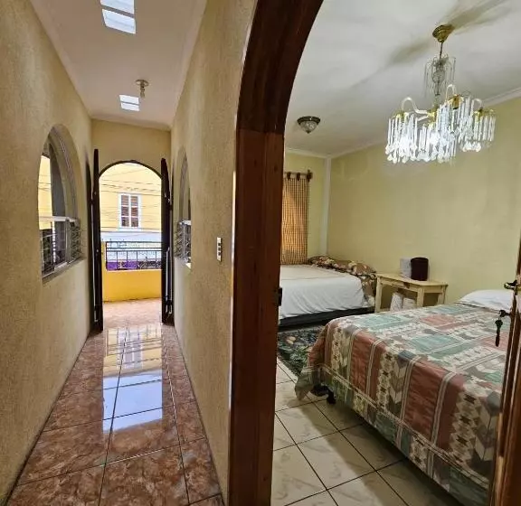 پانسیون Hostal Flor Del Lago