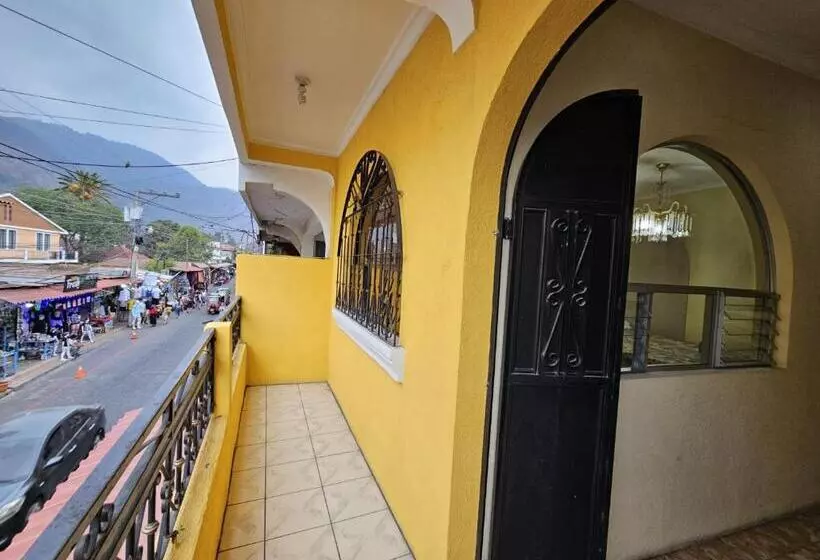 پانسیون Hostal Flor Del Lago