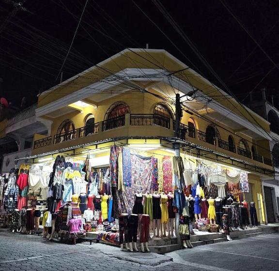 پانسیون Hostal Flor Del Lago