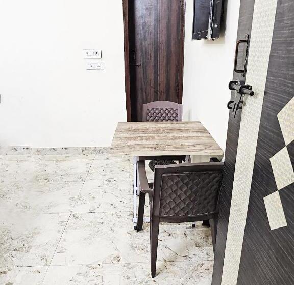 Hotel Deluxe Room Near Hazrat Nizamuddin