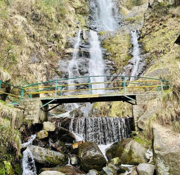 호텔 Seven Heaven Manali Scenic Mountain View Luxury Villa, Manali