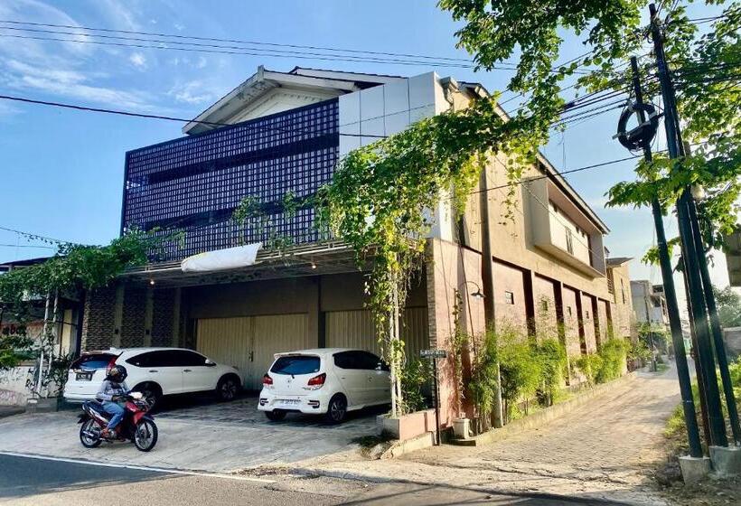 בית מלון כפרי Oyo 93838 Delia Inn Syariah