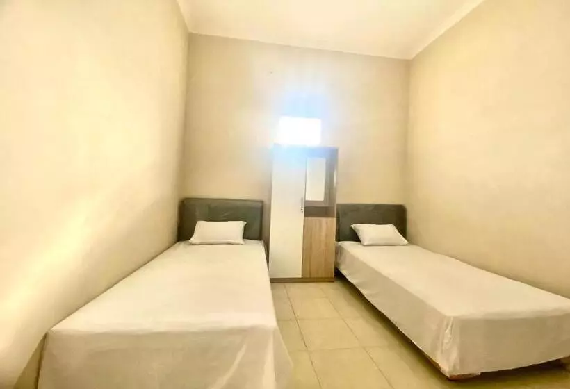 Hotelli Oyo 93838 Delia Inn Syariah