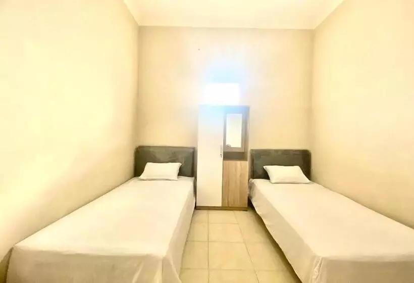 Hotelli Oyo 93838 Delia Inn Syariah