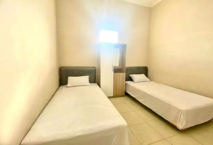 Hotelli Oyo 93838 Delia Inn Syariah