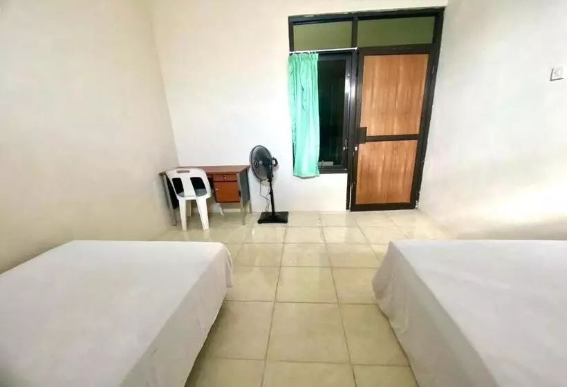 Hotelli Oyo 93838 Delia Inn Syariah