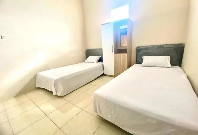 Hotelli Oyo 93838 Delia Inn Syariah