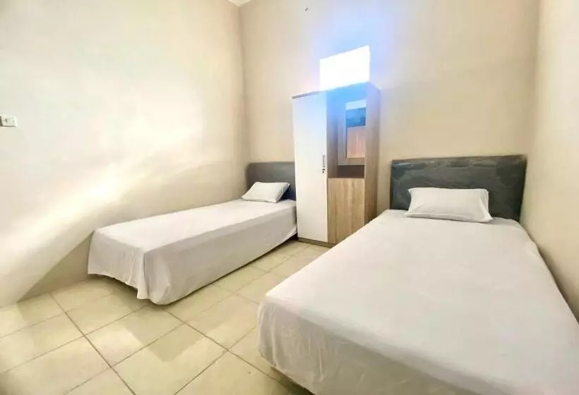 Hotelli Oyo 93838 Delia Inn Syariah