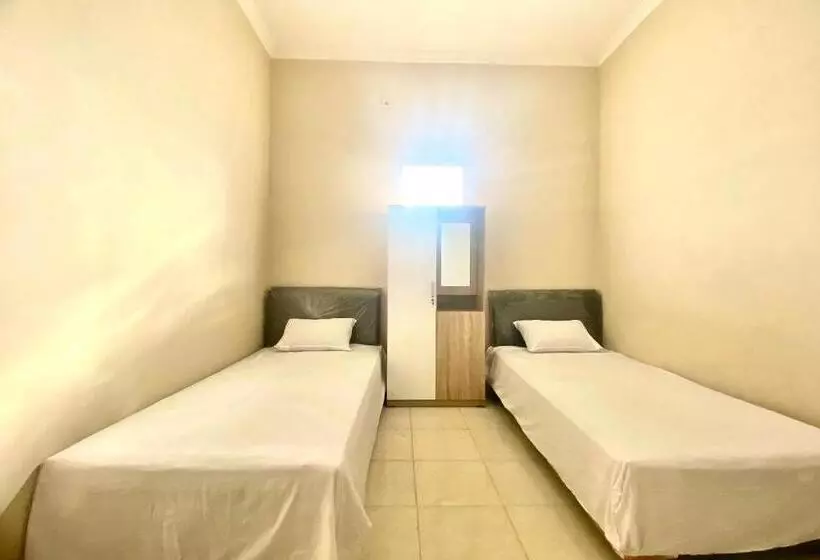 Hotelli Oyo 93838 Delia Inn Syariah