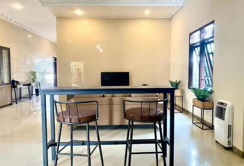 Hotelli Oyo 93838 Delia Inn Syariah