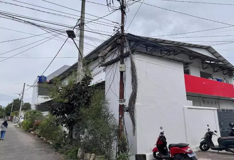 Hotelli Oyo 93858 Kost Reski 2