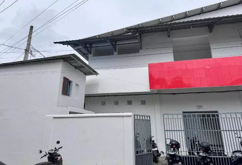 Hotelli Oyo 93858 Kost Reski 2