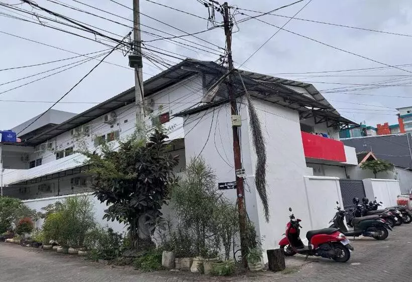 Hotelli Oyo 93858 Kost Reski 2