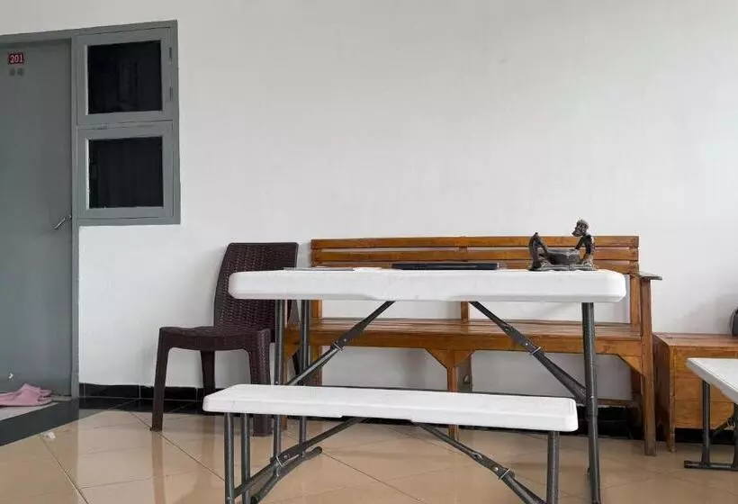 Hotelli Oyo 93858 Kost Reski 2