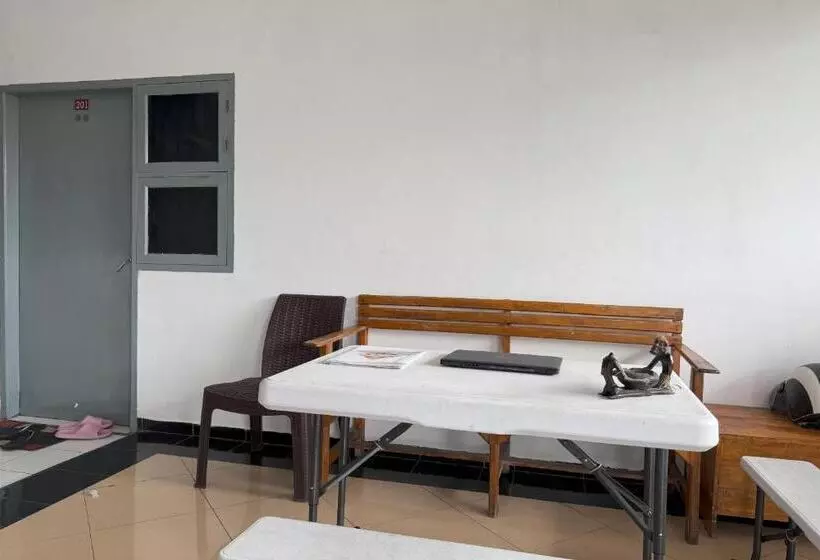 Hotelli Oyo 93858 Kost Reski 2