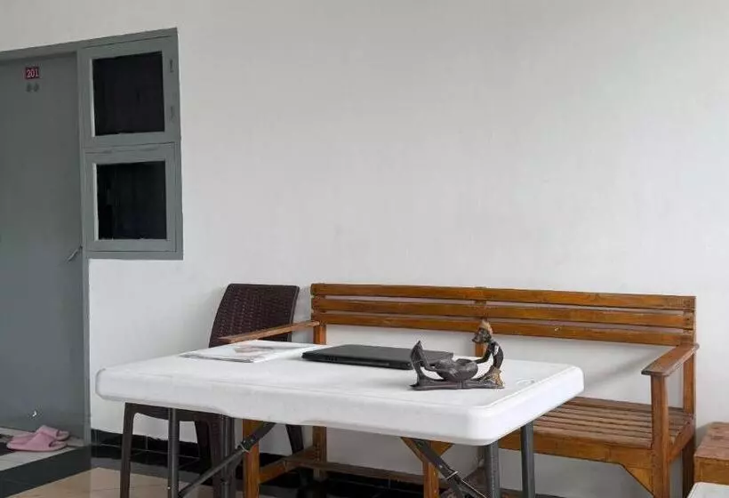 Hotelli Oyo 93858 Kost Reski 2