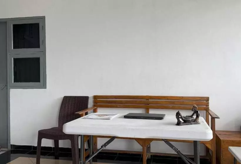 Hotelli Oyo 93858 Kost Reski 2