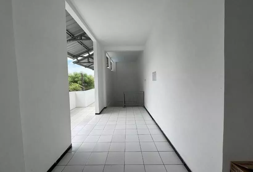 Hotelli Oyo 93858 Kost Reski 2