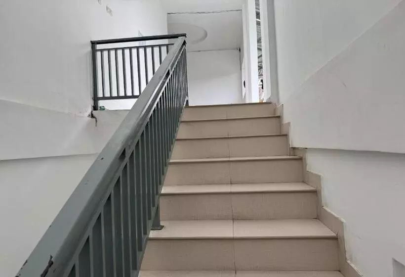 Hotelli Oyo 93858 Kost Reski 2