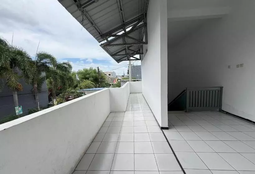 Hotelli Oyo 93858 Kost Reski 2